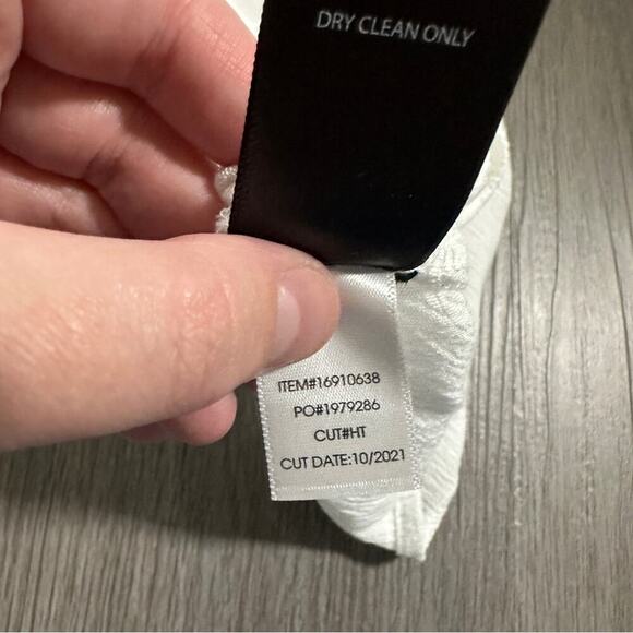 Torrid Gauze Embroidered Smocked Cold Shoulder White & Blue Top Size 4X - Picture 8 of 10